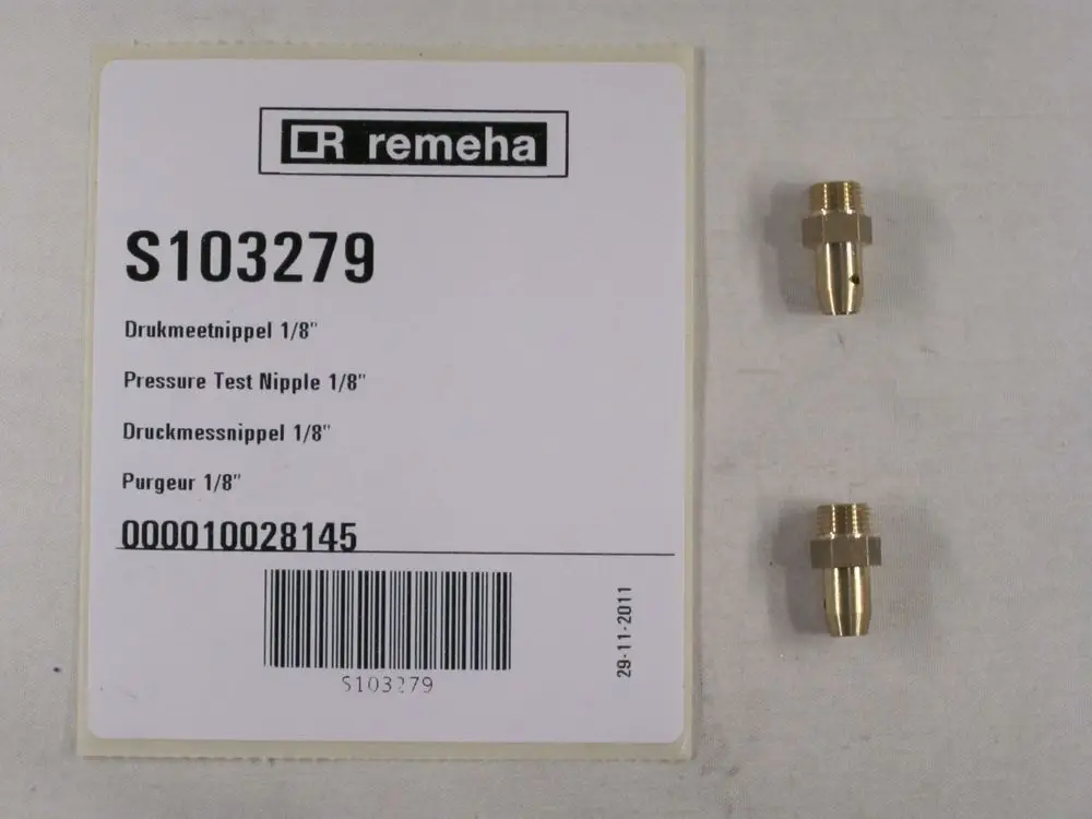 Zwei Druckmessnippel von Remeha auf einem Produktetikett, mit Bezug auf Drucktests. Die Nippel sind aus Messing und weisen einen Anschluss von 1/8 Zoll auf.